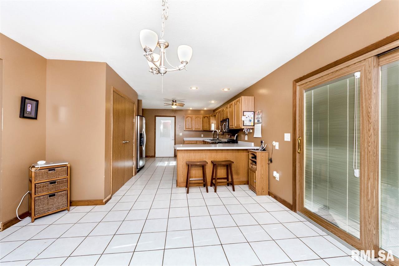 6404 West Lancaster Road Peoria, IL 61607 - Photo 12 of 36