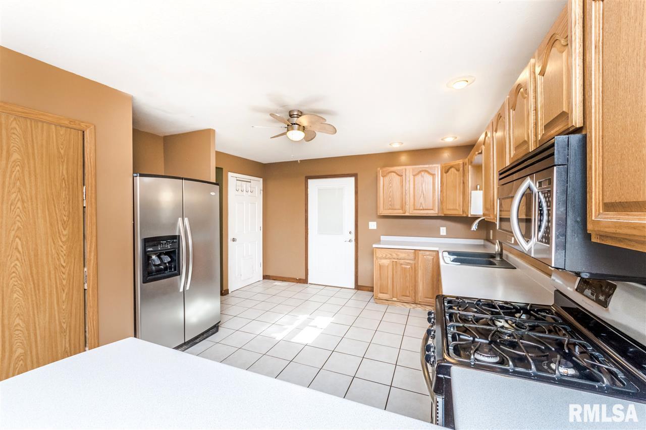 6404 West Lancaster Road Peoria, IL 61607 - Photo 13 of 36