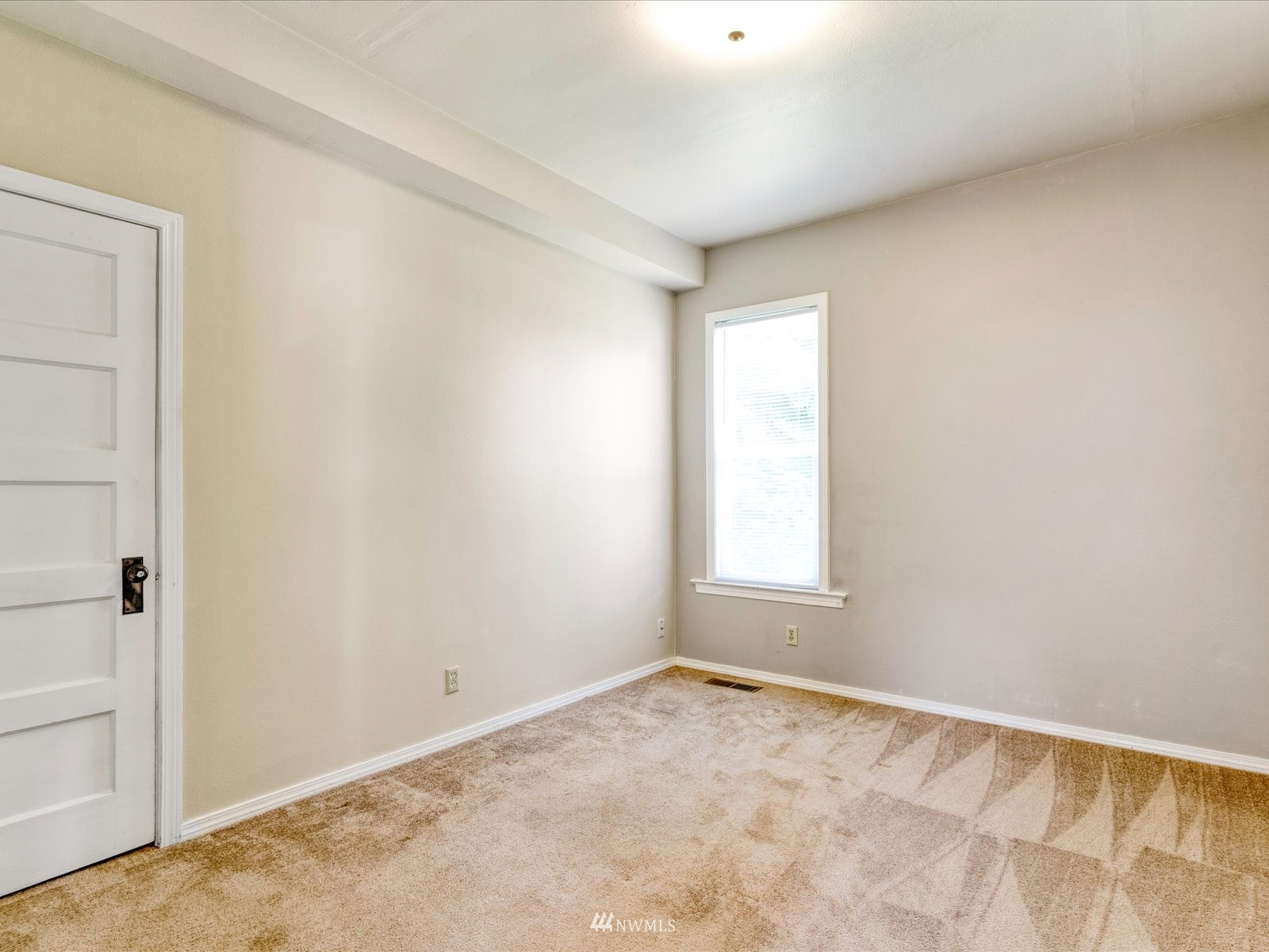 97 Logan Avenue South Renton, WA 98057 - Photo 10 of 32 an empty room with a window