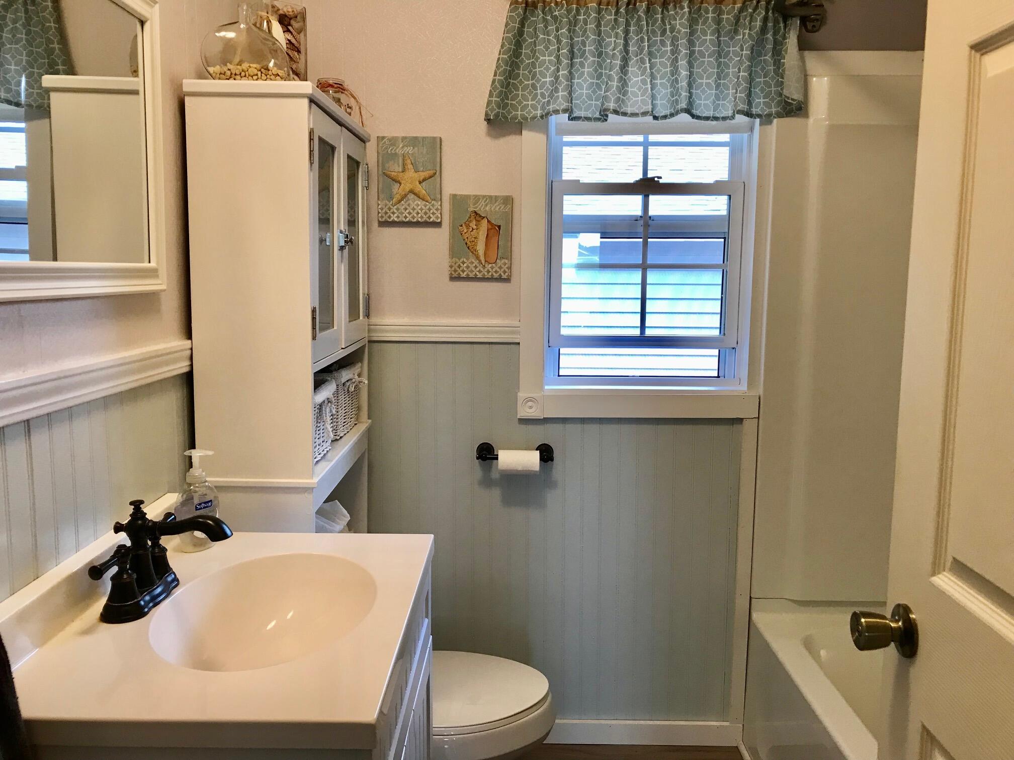 2014 East River Road Muskegon, MI 49445 - Photo 24 of 30 Bathroom