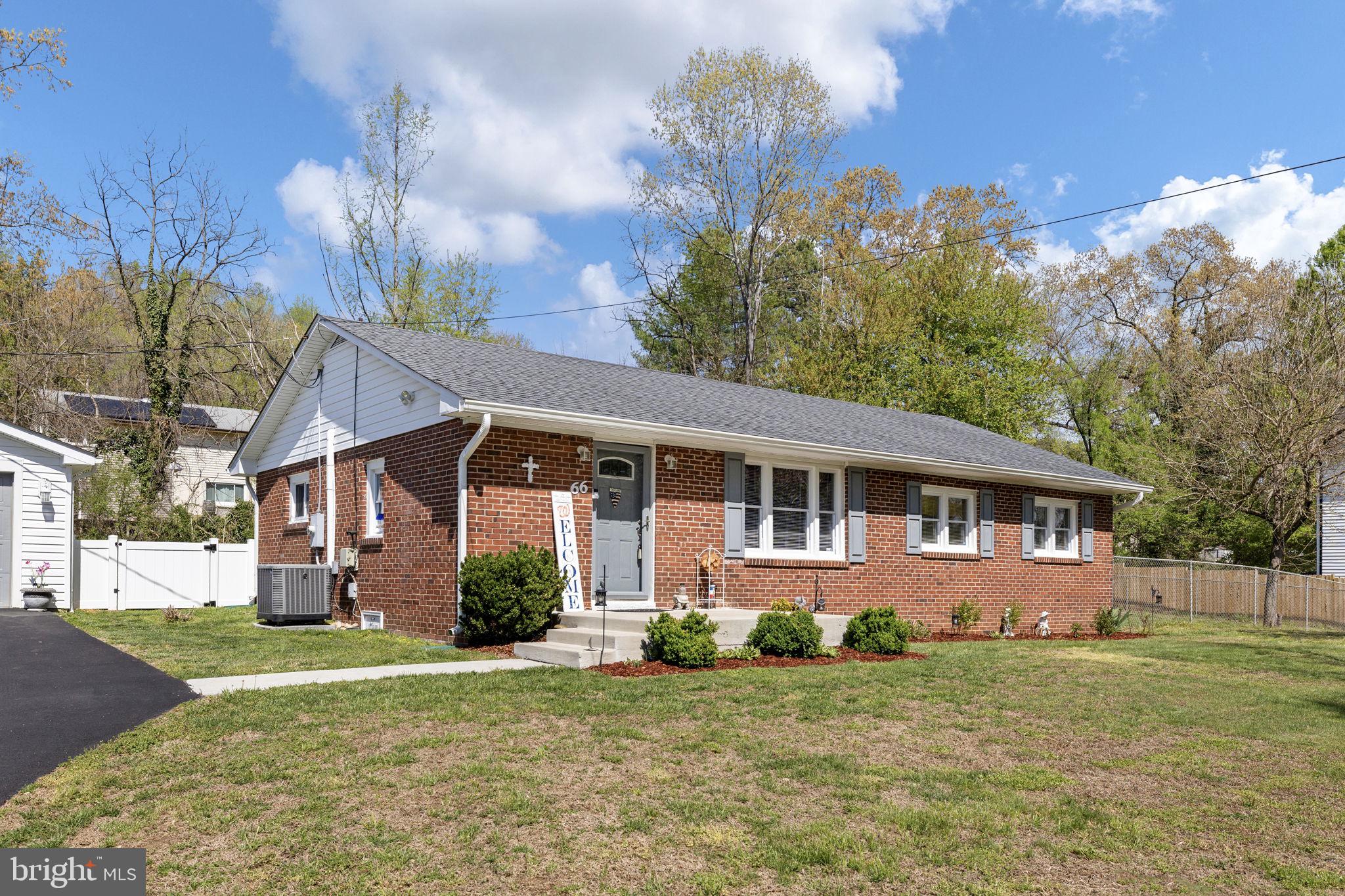 66 Kelley Road Fredericksburg, VA 22405 - Photo 31 of 35 a front view of a house with a garden