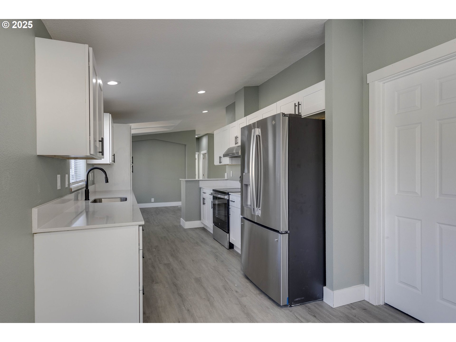 911 York Street, Unit 82 Aumsville, OR 97325 - Photo 9 of 26 a kitchen with refrigerator and sink