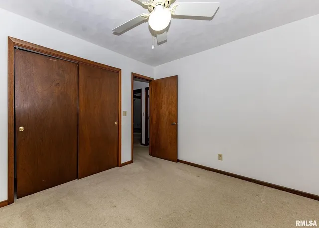 a view of empty room with window