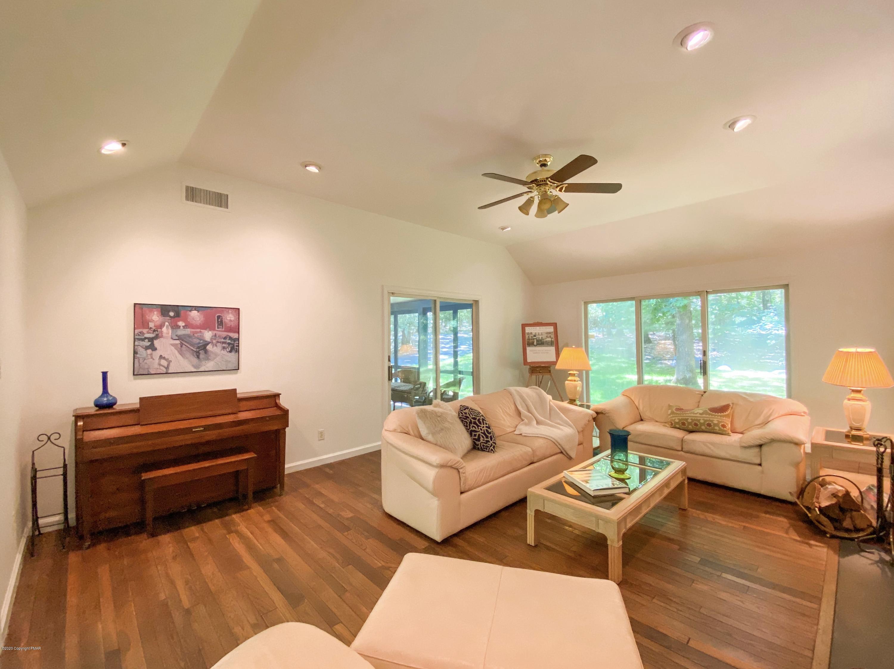 112 Vireo Road Cresco, PA 18326 - Photo 6 of 74 Living room