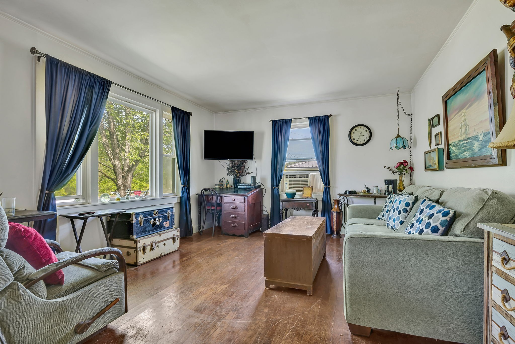 812 Upper Ferry Road Carthage, TN 37030 - Photo 7 of 25 a living room with furniture and a flat screen tv