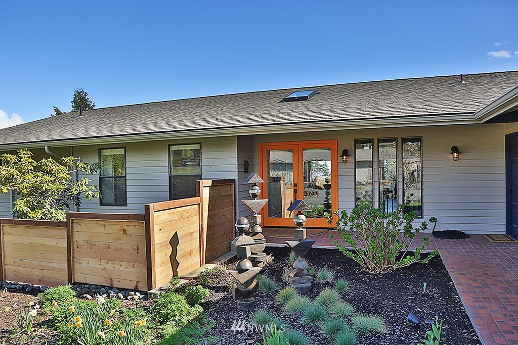 1835 Lancaster Road Freeland, WA 98249 - Photo 4 of 25 a front view of a house with garden