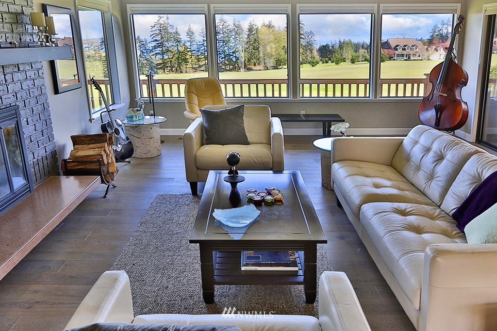 1835 Lancaster Road Freeland, WA 98249 - Photo 7 of 25 a living room with furniture