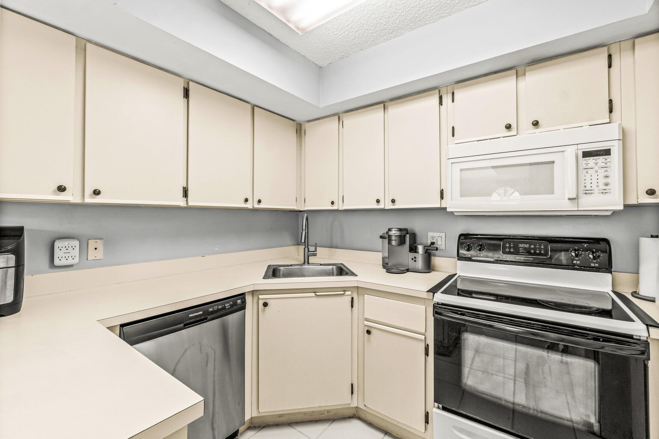 3900 Village Drive, Unit D Delray Beach, FL 33445 - Photo 16 of 43 Kitchen