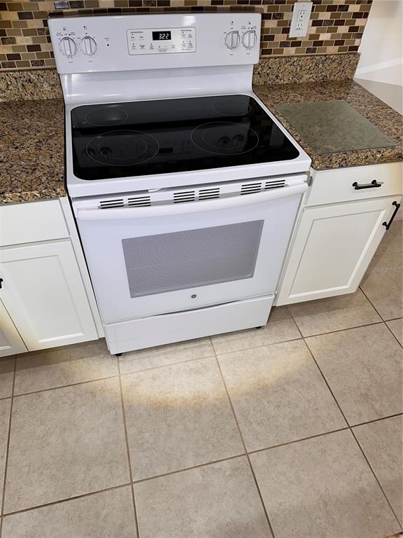 447 Pinecrest Loop Davenport, FL 33837 - Photo 12 of 23 a close view of a stove top oven and cabinets