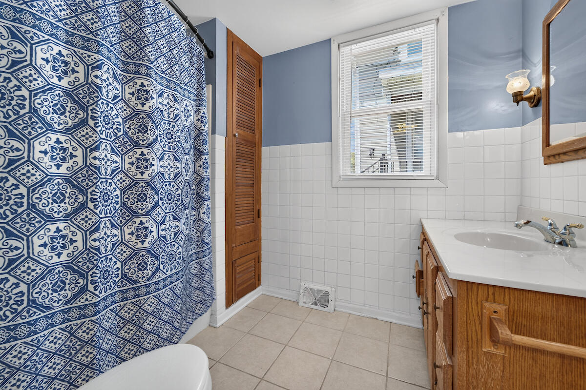 1526 Wisconsin Avenue Racine, WI 53403 - Photo 12 of 18 Bathroom