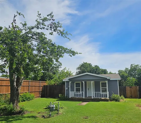 $235,000 | 511 West Lake Street, Krum, TX 76249