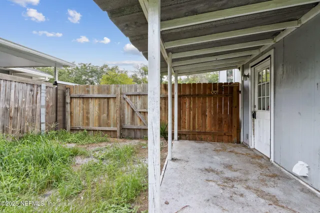 a view of a backyard