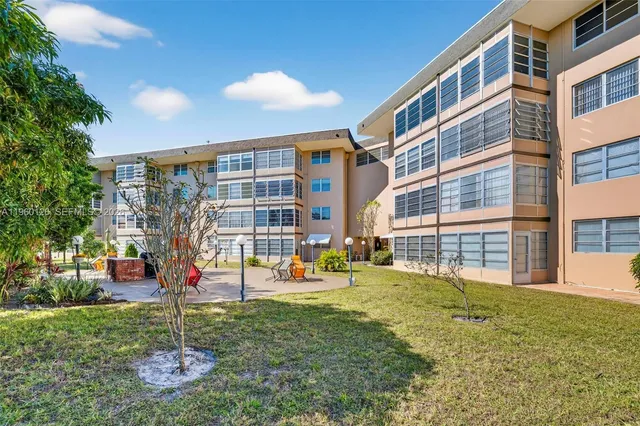 $92,500 | 2901 Northwest 46th Avenue, Unit 306, Lauderdale Lakes, FL 33313