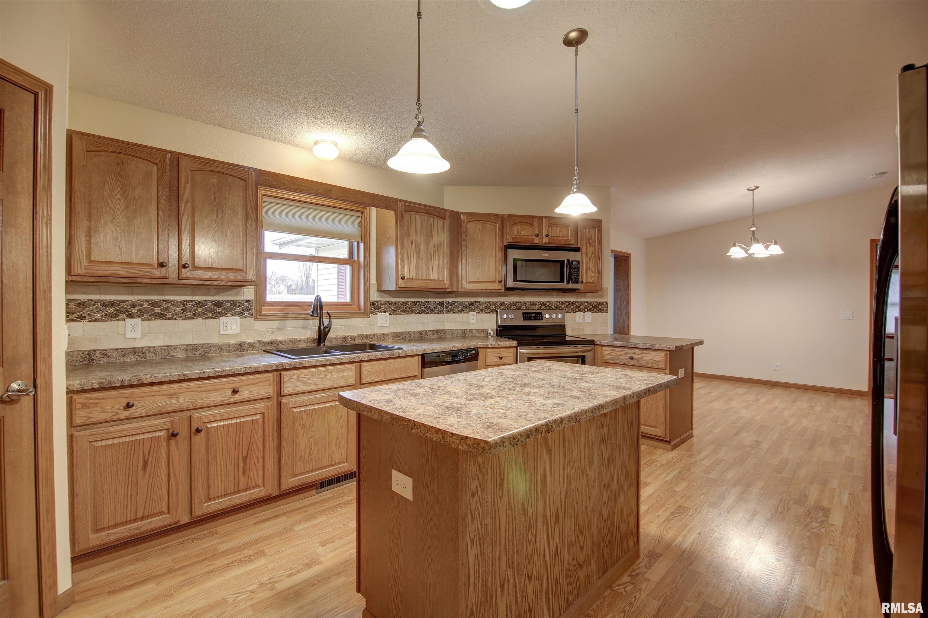 1908 Mill Court Clinton, IA 52732 - Photo 6 of 25 Gallery Image 6