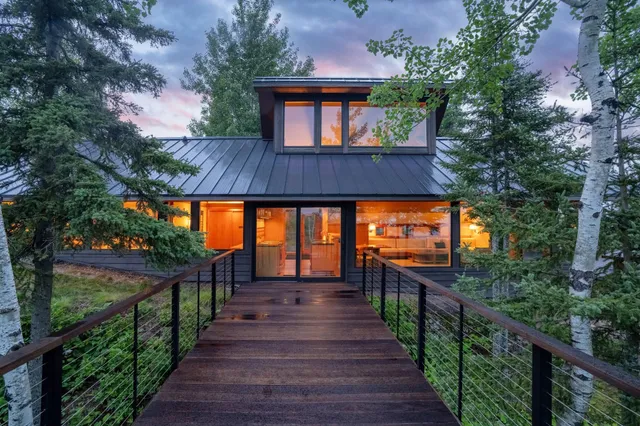 $750,000 | 5725 Illgen Pines, Silver Bay, MN 55614