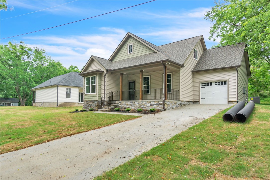 417 Thompson Street Pendleton, SC 29670 - Photo 2 of 31