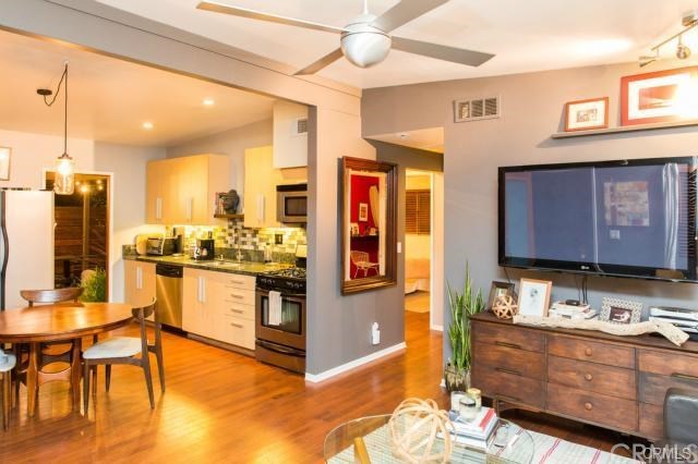 541 Bernard Street, Unit B Costa Mesa, CA 92627 - Photo 5 of 30