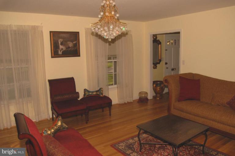 12301 Falls Road Potomac, MD 20854 - Photo 9 of 28 Living Room