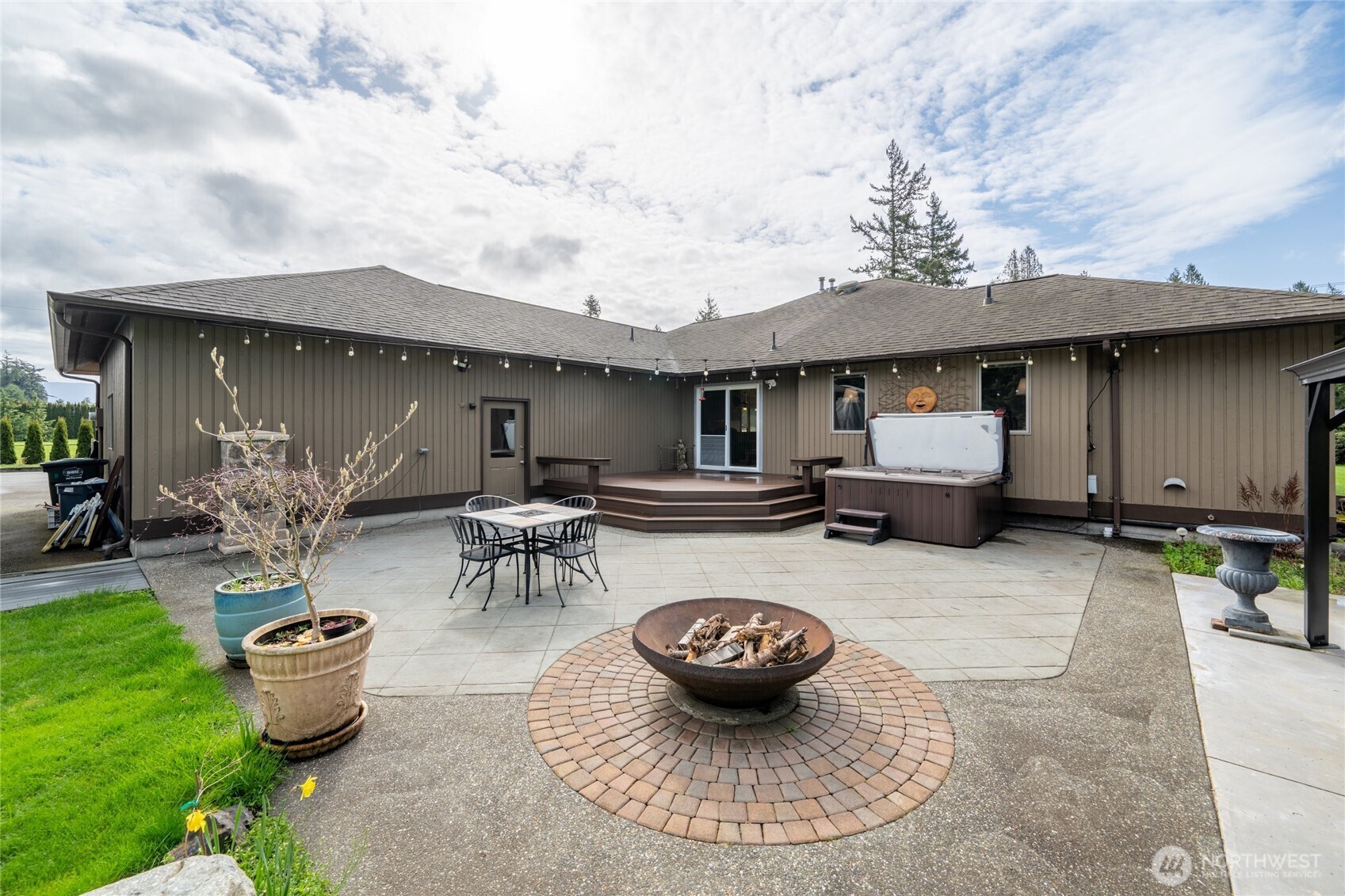 770 East Wiser Lake Road Lynden, WA 98264 - Photo 24 of 36 a kitchen with furniture and a wooden floor