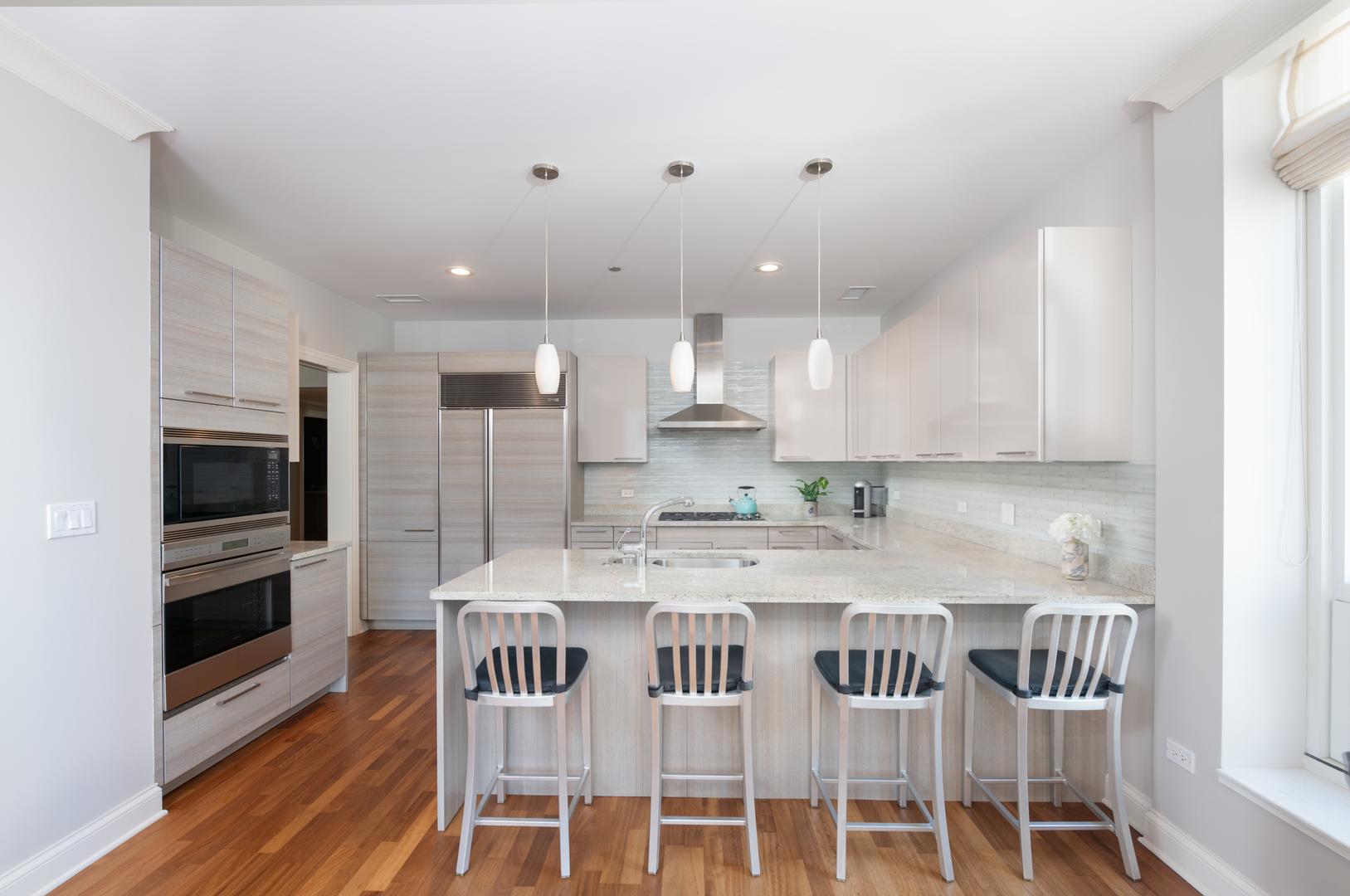 10 East Delaware Place, Unit 25B Chicago, IL 60611 - Photo 7 of 38