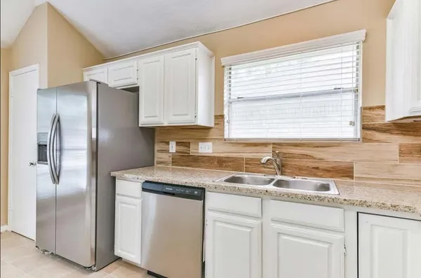 $2,300 | 4738 Cavern Drive, Friendswood, TX 77546
