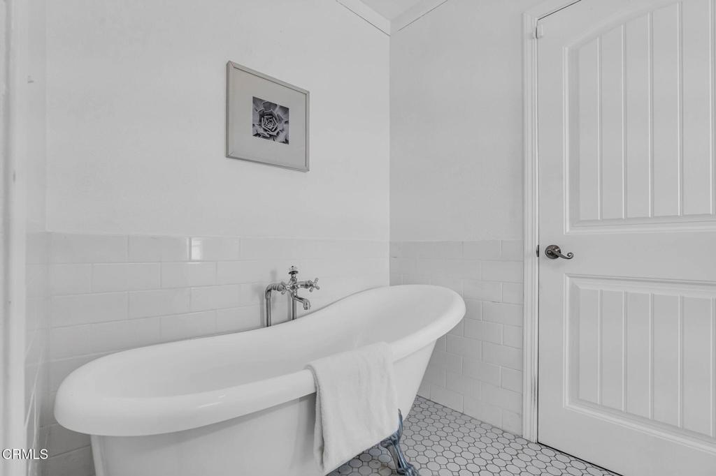 472 Geneva Avenue Claremont, CA 91711 - Photo 26 of 50 a bathroom with a white tub