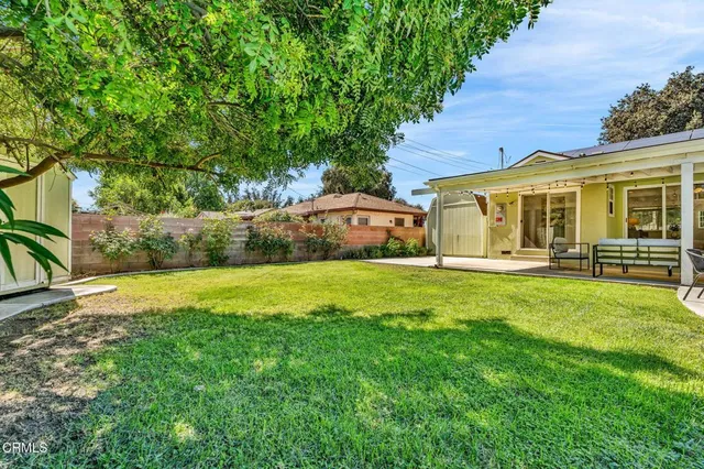 a view of a house with a backyard
