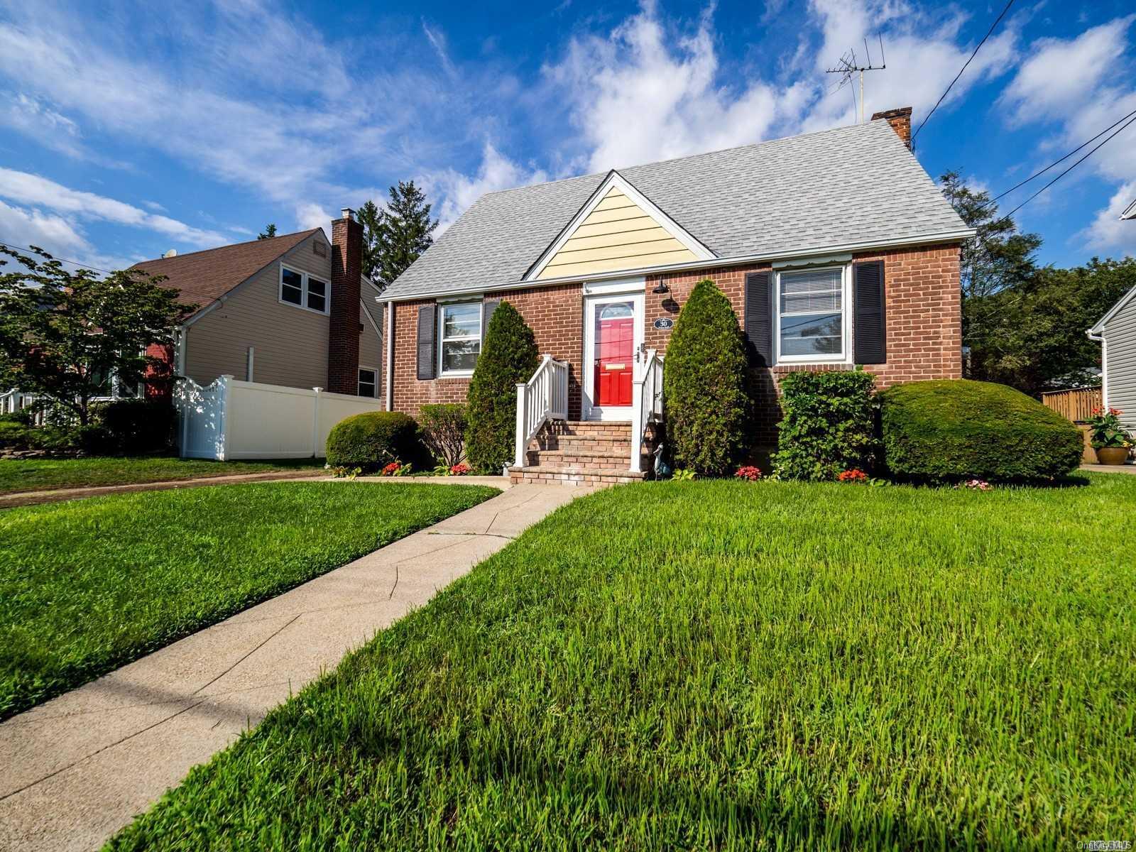 30 Avalon Road Hewlett, NY 11557 - Photo 1 of 1