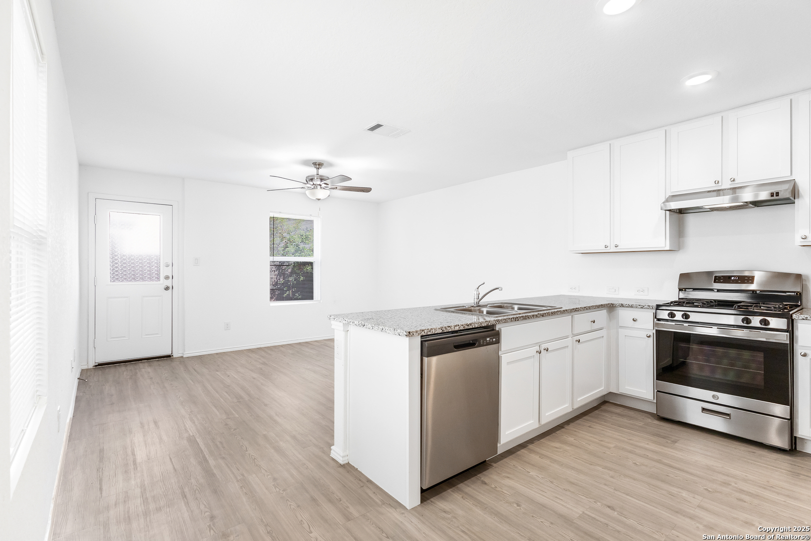 11058 Tree Line San Antonio, TX 78223 - Photo 5 of 25