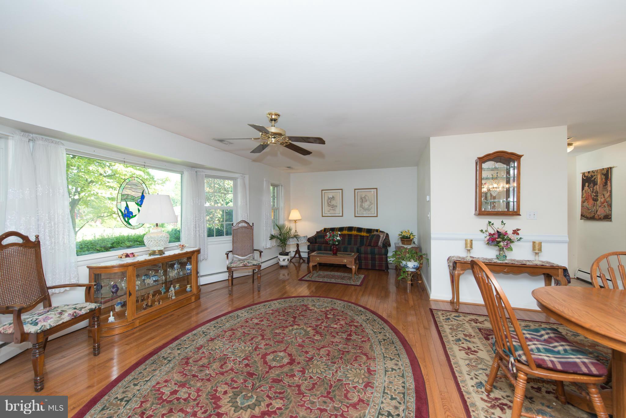 913 Starbit Road Baltimore, MD 21286 - Photo 5 of 30 Living Room