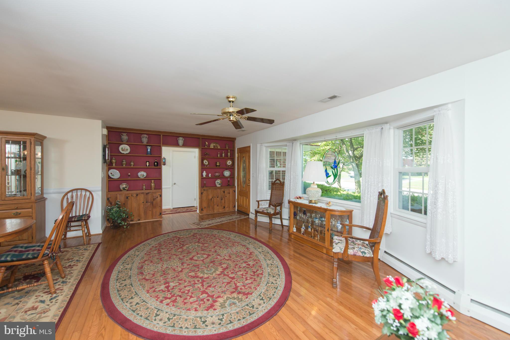 913 Starbit Road Baltimore, MD 21286 - Photo 6 of 30 Living Room