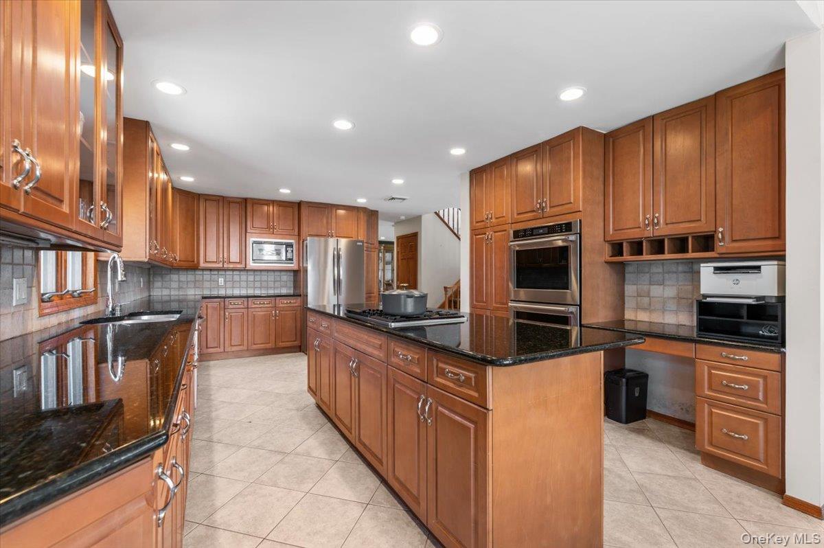 37 Sylvia Road Plainview, NY 11803 - Photo 10 of 44