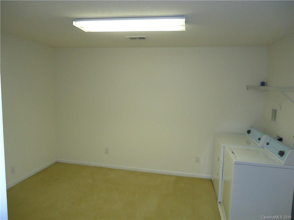 16824 Timber Crossing Road Charlotte, NC 28213 - Photo 19 of 23 a bathroom with a window