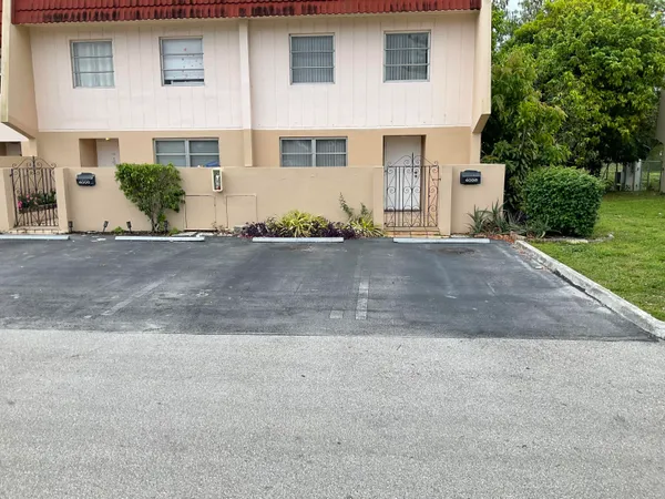 $2,500 | 4008 Inverrary Drive, Unit G6, Lauderhill, FL 33319