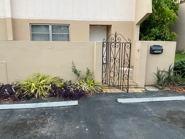 $2,500 | 4008 Inverrary Drive, Unit G6, Lauderhill, FL 33319