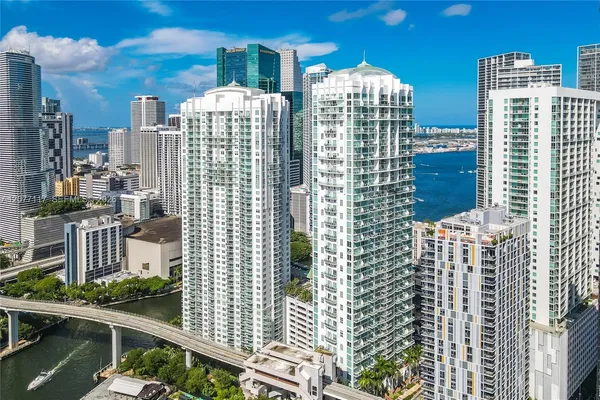$4,250 | 41 Southeast 5th Street, Unit 807, Miami, FL 33131