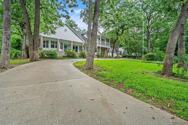 a view of a house with backyard and porch