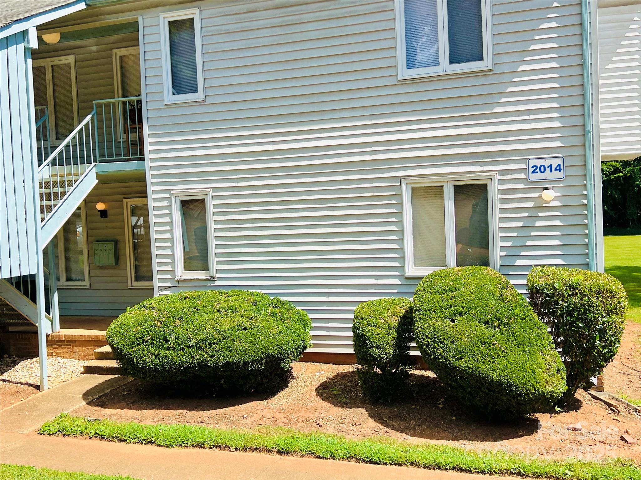 2014 Countrymens Court, Unit 60 Charlotte, NC 28210 - Photo 2 of 9 a view of a backyard of the house
