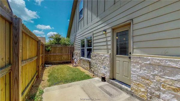 a view of back yard of the house