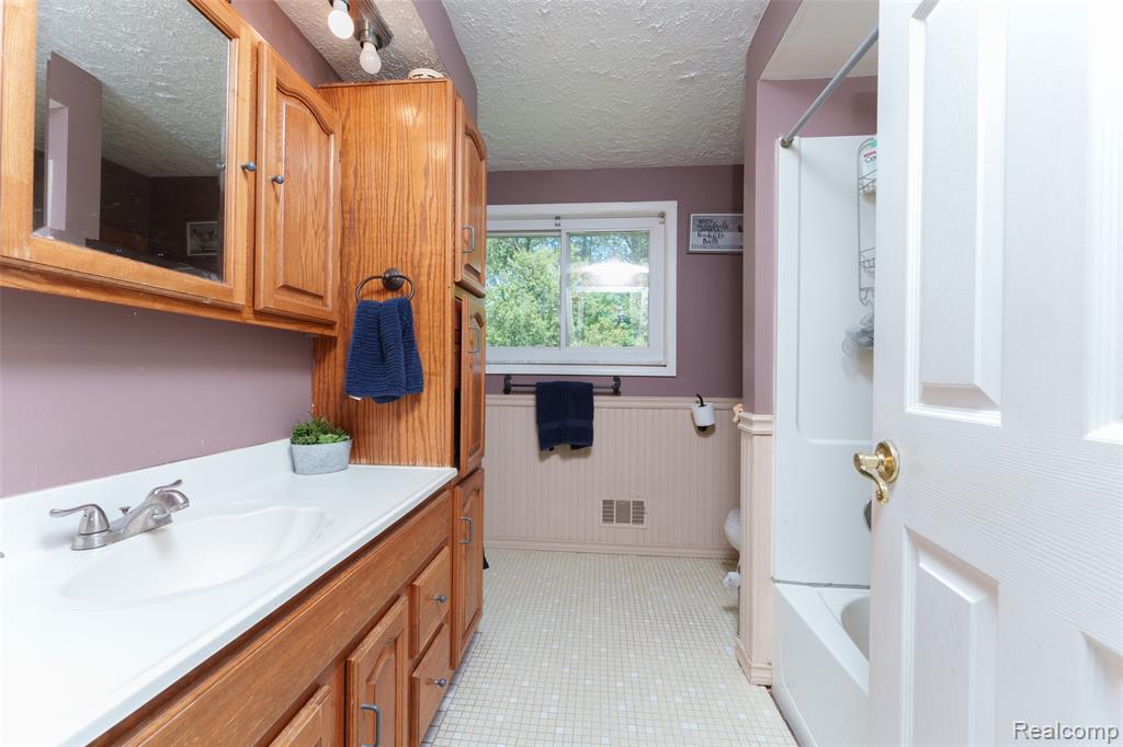 940 Rowland Road Leonard, MI 48367 - Photo 33 of 59