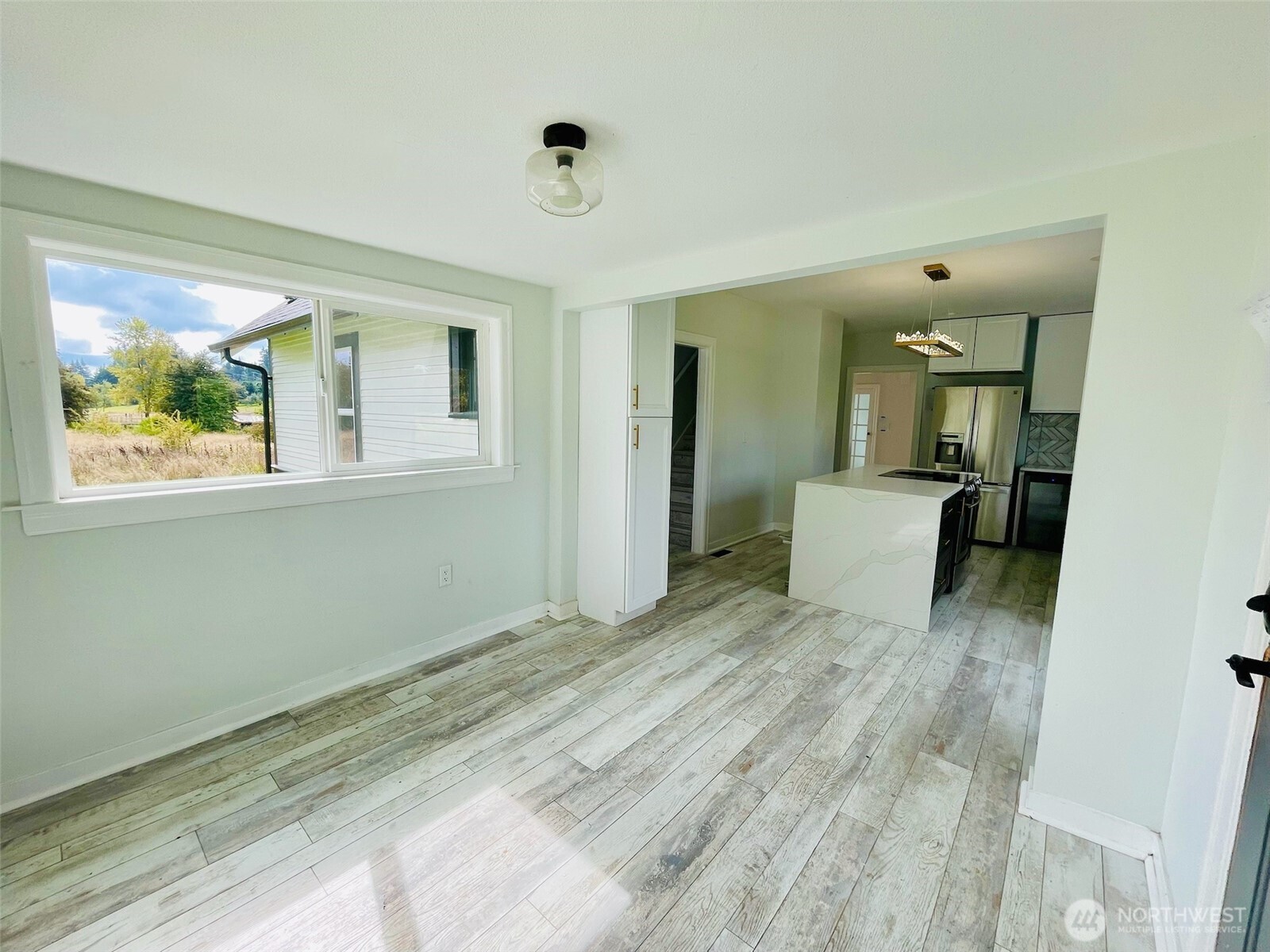 24507 Meridian East Graham, WA 98338 - Photo 4 of 38 a view of a living room