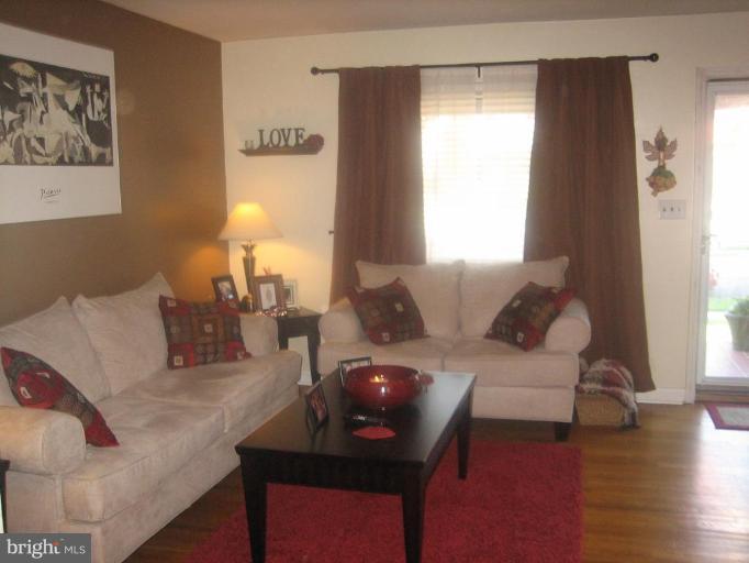 2737 Moorgate Road Dundalk, MD 21222 - Photo 4 of 22 Living Room