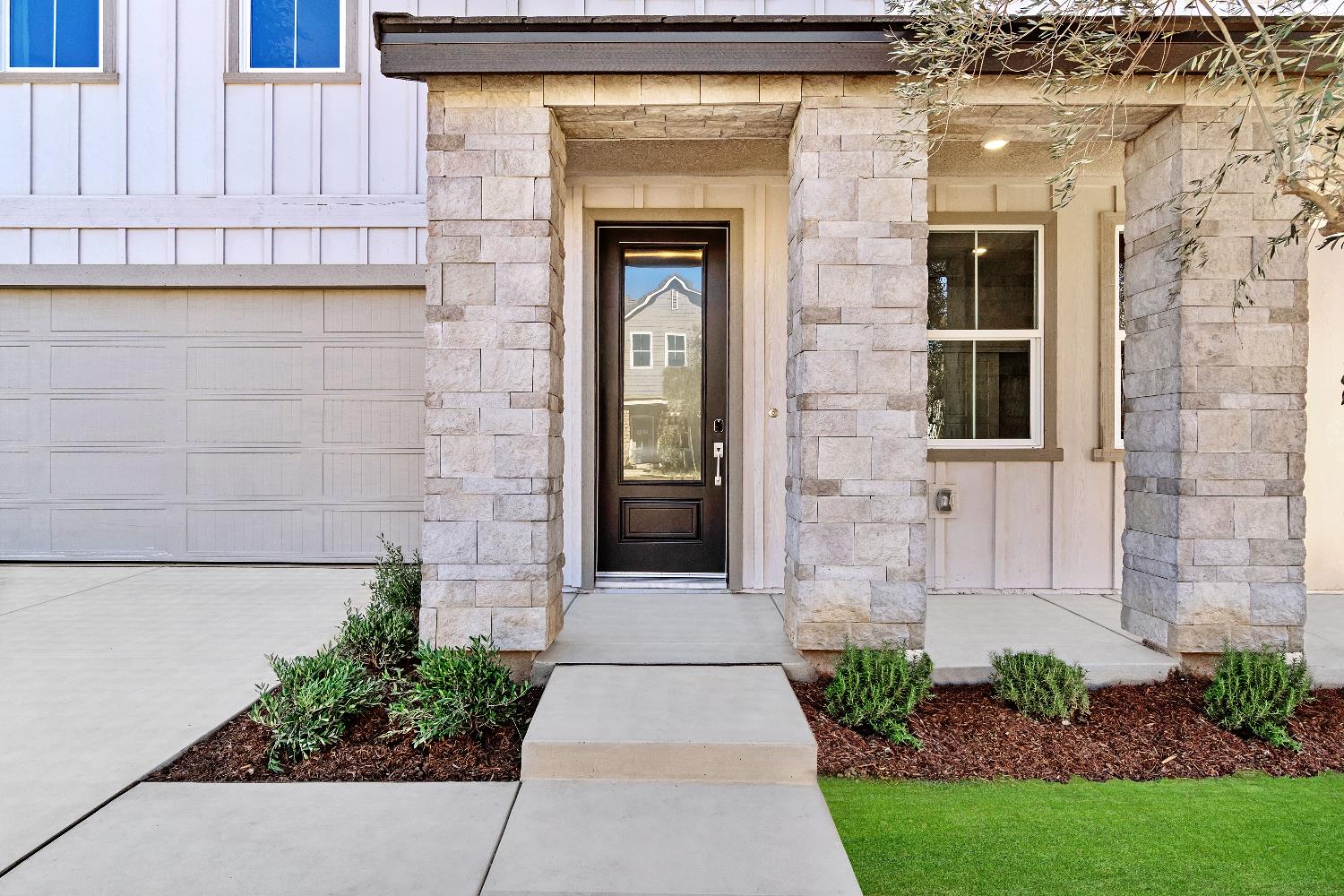 1046 Springtime Avenue Clovis, CA 93619 - Photo 3 of 40