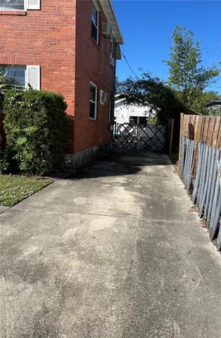 a view of back yard of the house