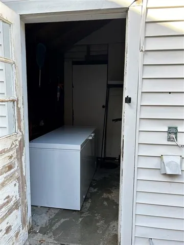 a view of entryway with a front door