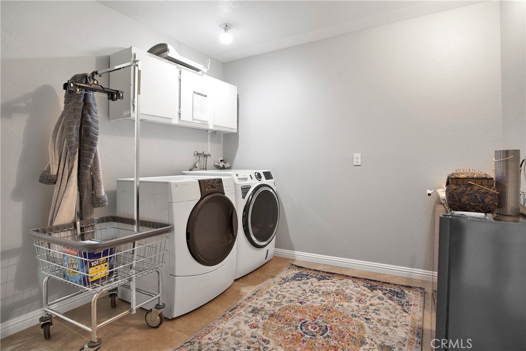 9275 Rattlesnake Road Phelan, CA 92371 - Photo 38 of 68 a utility room with dryer and washer