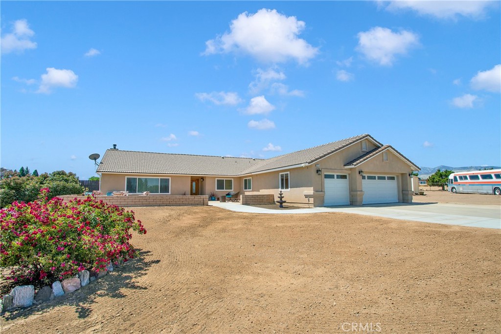 9275 Rattlesnake Road Phelan, CA 92371 - Photo 5 of 68 a front view of a house with a yard and garage