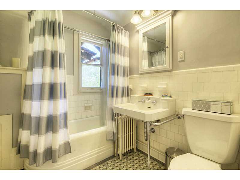 144 Wapping Road Portsmouth, RI 02871 - Photo 23 of 25 Bathroom. En suite bath for the adjoining bedroom.