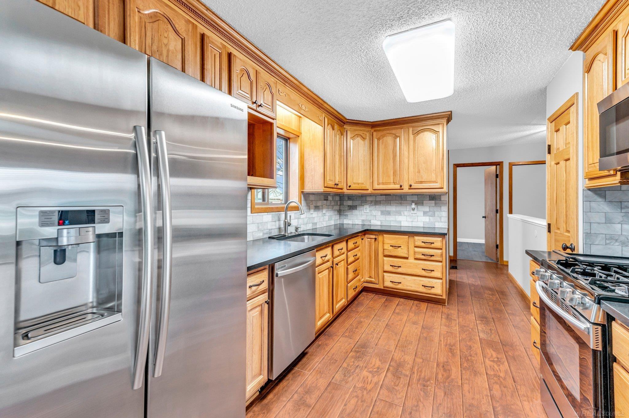 5046 Van Slyke Road Flint, MI 48507 - Photo 9 of 49 50163248-77ba1e42-8ba8-4363-9b74-e8acb8ed81f2.JPG