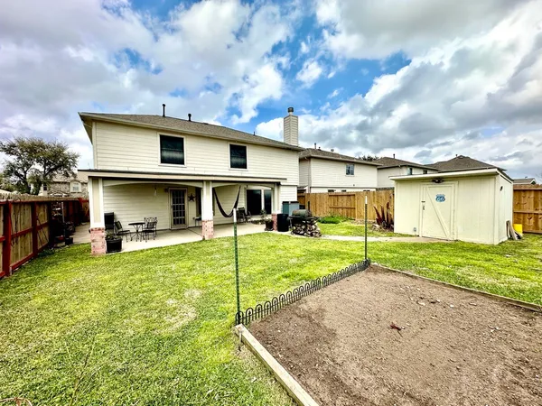 a view of a yard in front of house
